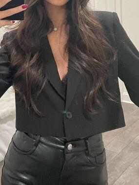 Cropped long sleeve black blazer